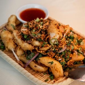 Delicious crispy calamari served with a flavorful spicy dipping sauce.